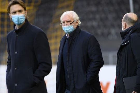 Bayer-Sportdirektor Simon Rolfes (l) und Rudi Völler (M).