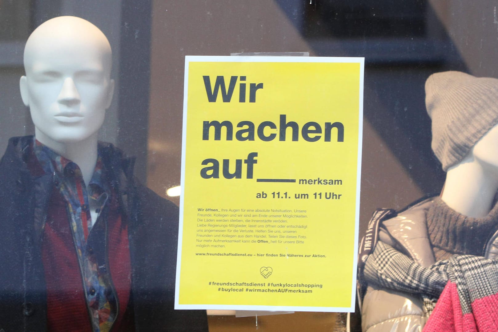 Ein Bekleidungsgeschäft in Greifswald möchte mit einer Protestaktion auf die heikle wirtschaftliche Lage durch die Corona-Maßnahmen aufmerksam machen: Dem Landkreis wird vorgeworfen, die gemeldeten Sieben-Tage-Inzidenzen manipuliert zu haben.