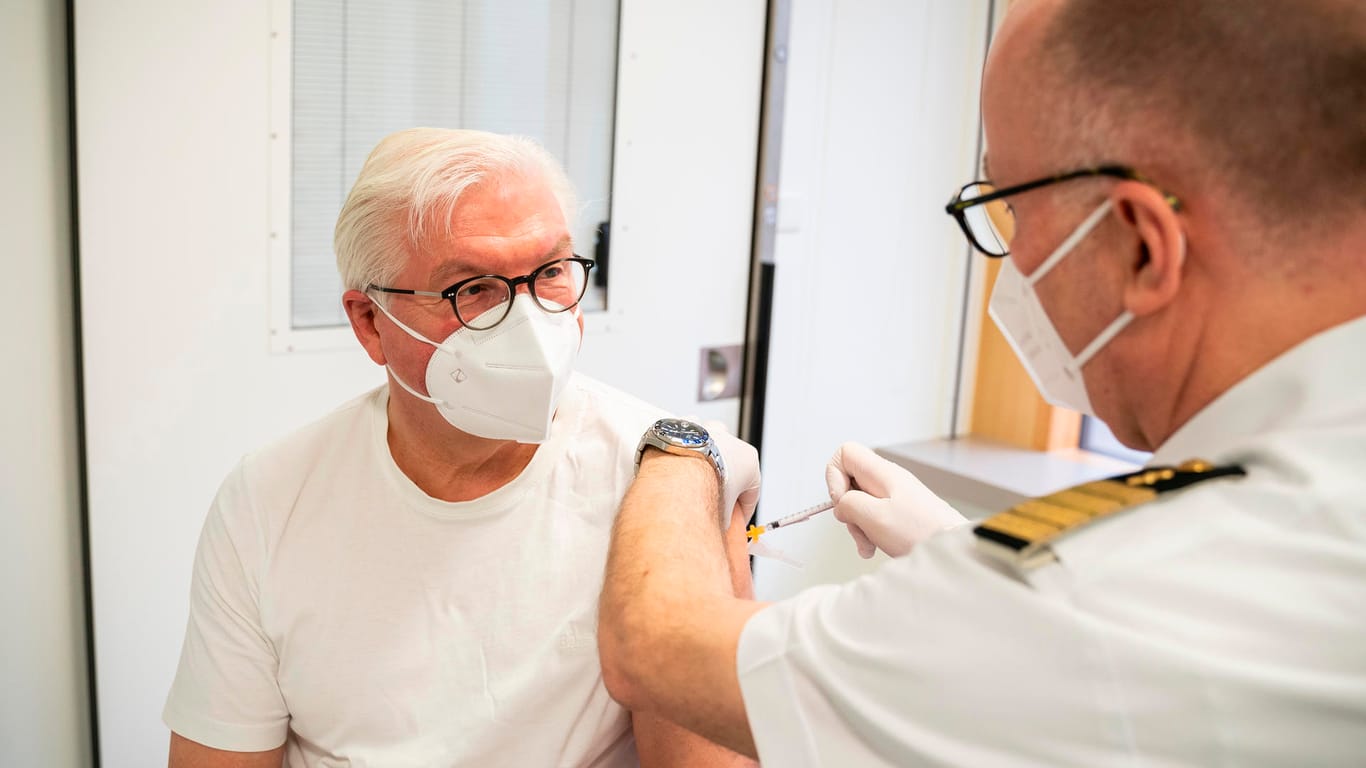 Frank-Walter Steinmeier (l.) bei seiner Impfung mit dem Wirkstoff von Astrazeneca: "Machen Sie mit!"