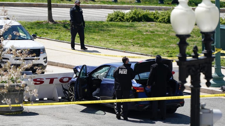 US-Polizisten untersuchen das Auto des Verdächtigen: Das Gelände des Kapitols wurde gesperrt.