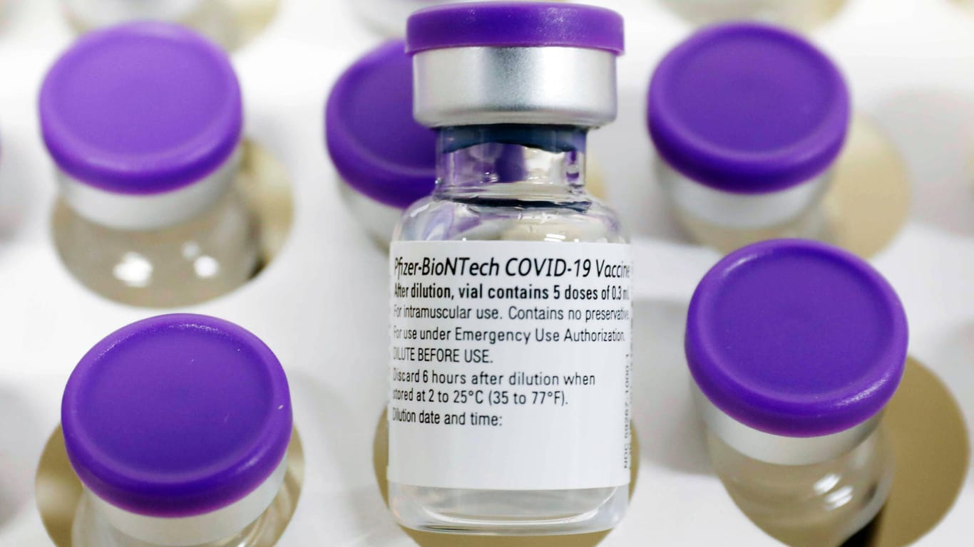 Impfampullen mit Bionttech-Vakzin (Archivbild). Deutsche Hausärzte fordern eine Ausweitung des Impfprogrammes.
