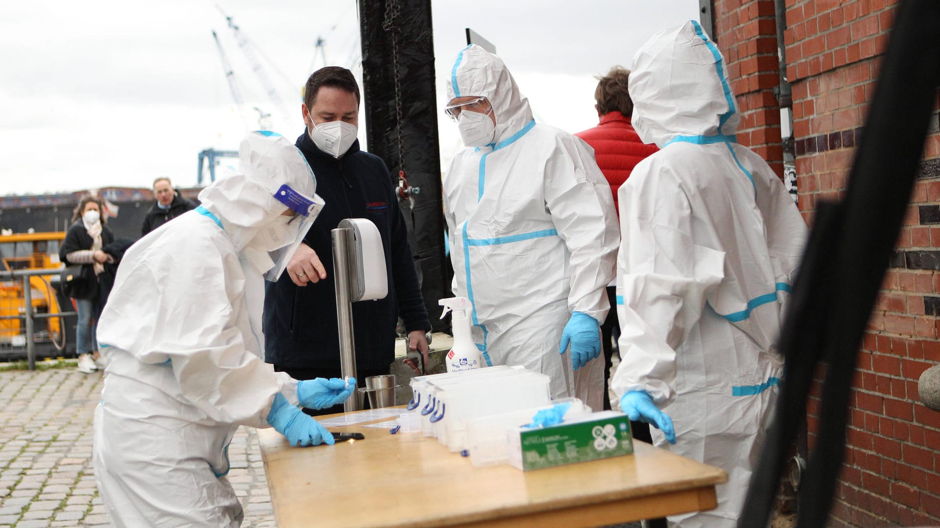 Mitarbeiter in einem Testzentrum in Hamburg (Archivbild). Das RKI meldet weiter steigende Infektionszahlen und Inzidenzwerte.