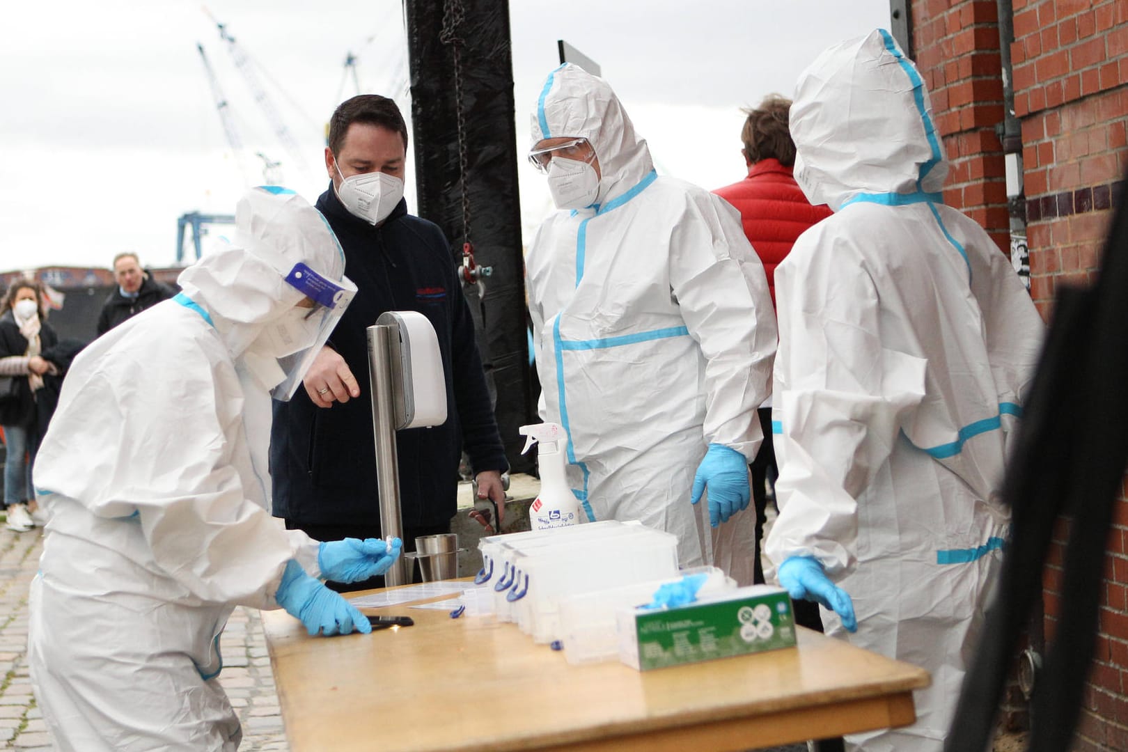 Mitarbeiter in einem Testzentrum in Hamburg (Archivbild). Das RKI meldet weiter steigende Infektionszahlen und Inzidenzwerte.