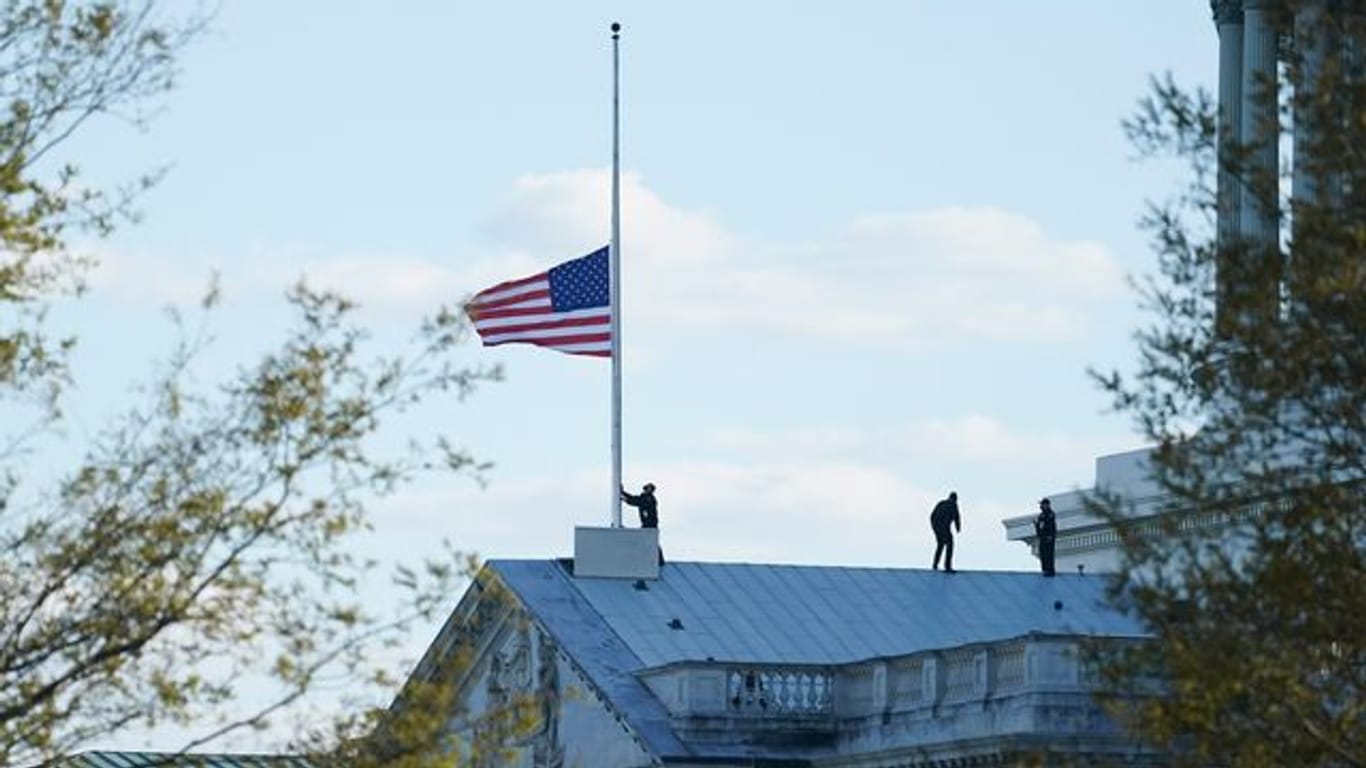 Die amerikanische Flagge am Kapitol wird auf halbmast gesetzt.