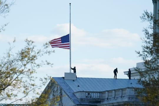 Die amerikanische Flagge am Kapitol wird auf halbmast gesetzt.