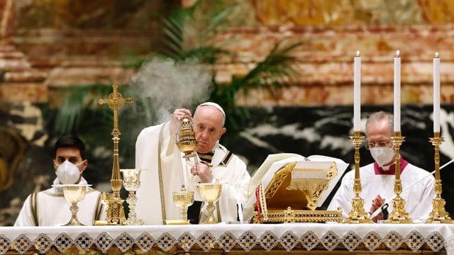Papst Franziskus zelebriert die Osternacht im Petersdom vor wenigen Gläubigen. Papst Franziskus zelebriert die Osternacht im Petersdom vor wenigen Gläubigen.