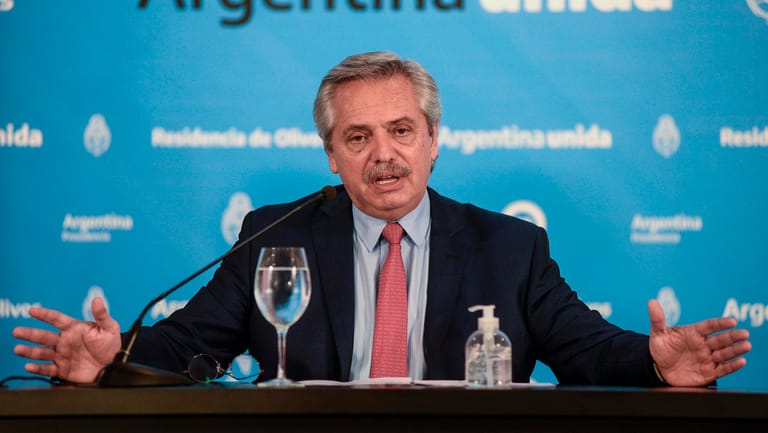 Alberto Fernandez bei einer Pressekonferenz (Archivbild): Argentiniens Präsident wurde positiv auf Corona getestet.