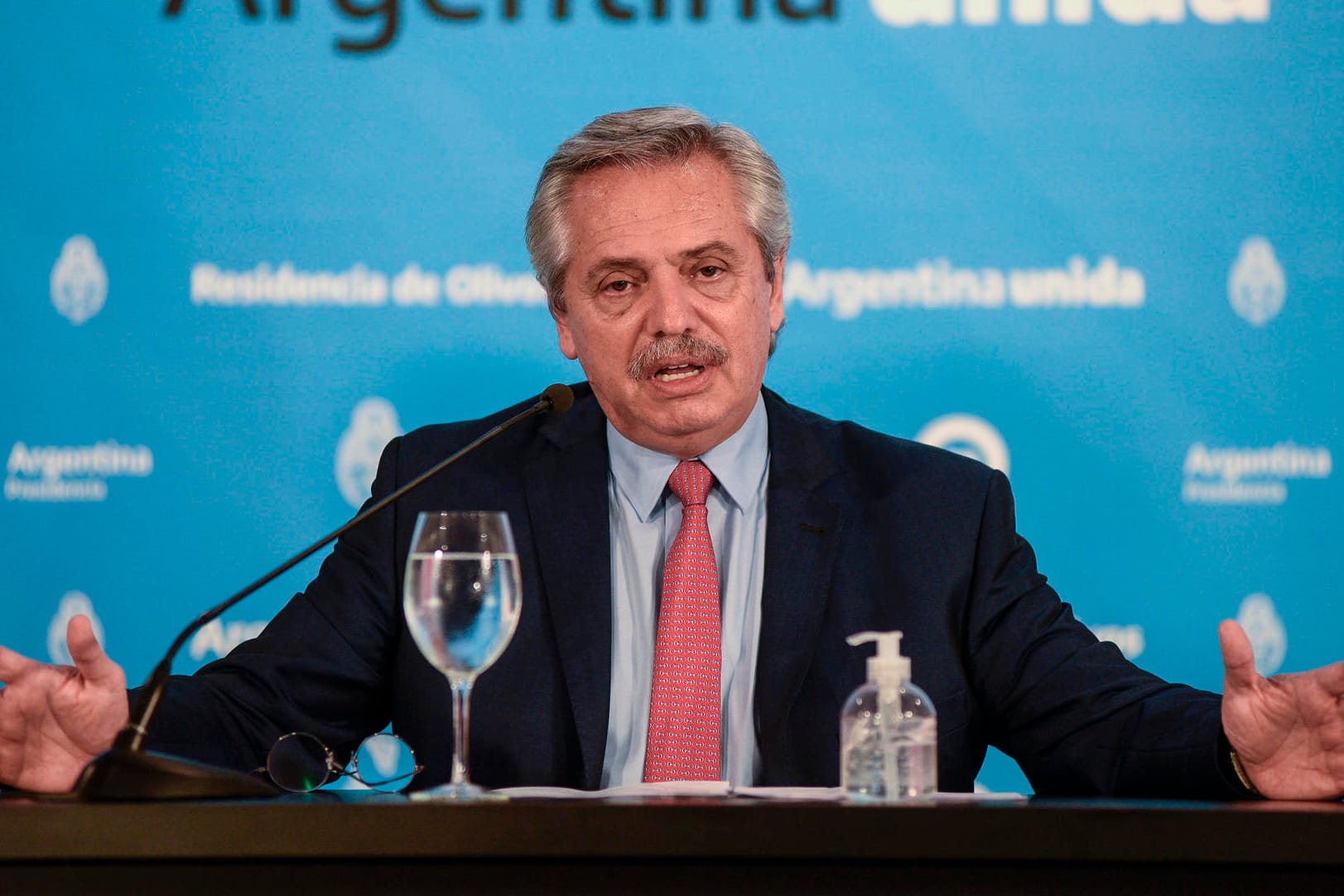 Alberto Fernandez bei einer Pressekonferenz (Archivbild): Argentiniens Präsident wurde positiv auf Corona getestet.