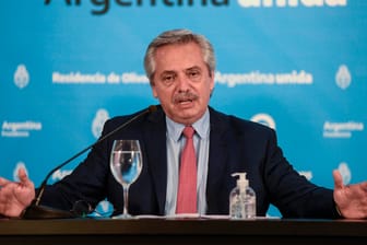 Alberto Fernandez bei einer Pressekonferenz (Archivbild): Argentiniens Präsident wurde positiv auf Corona getestet.