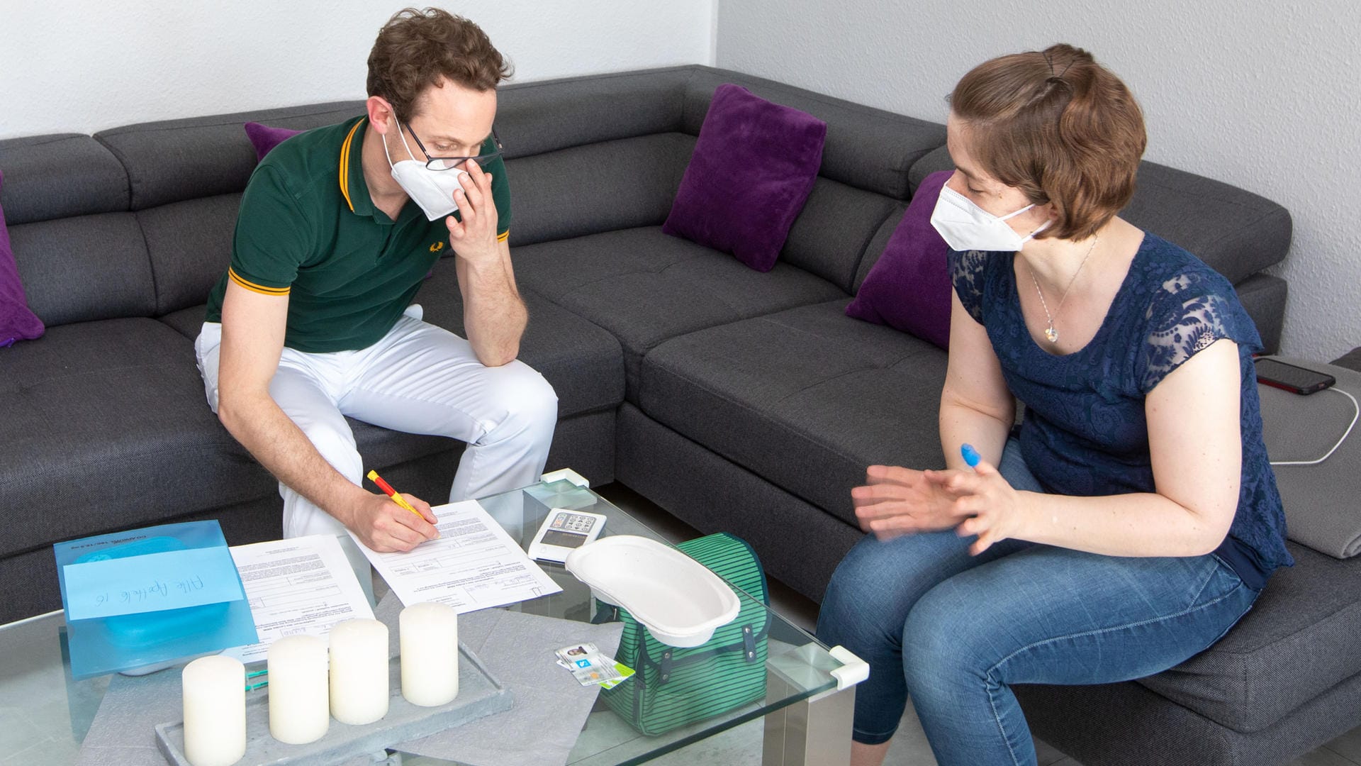 Dr. Johannes Nolte erledigt mit Nina Degaldillo den Papierkram: Vor der Impfung gilt es, die Patientin über Risiken aufzuklären und auf Nebenwirkungen aufmerksam zu machen.