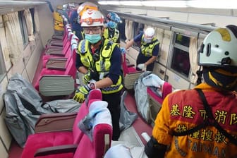 Rettungskräfte bei den Bergungsarbeiten: Es gab weit mehr als 100 Verletzte.