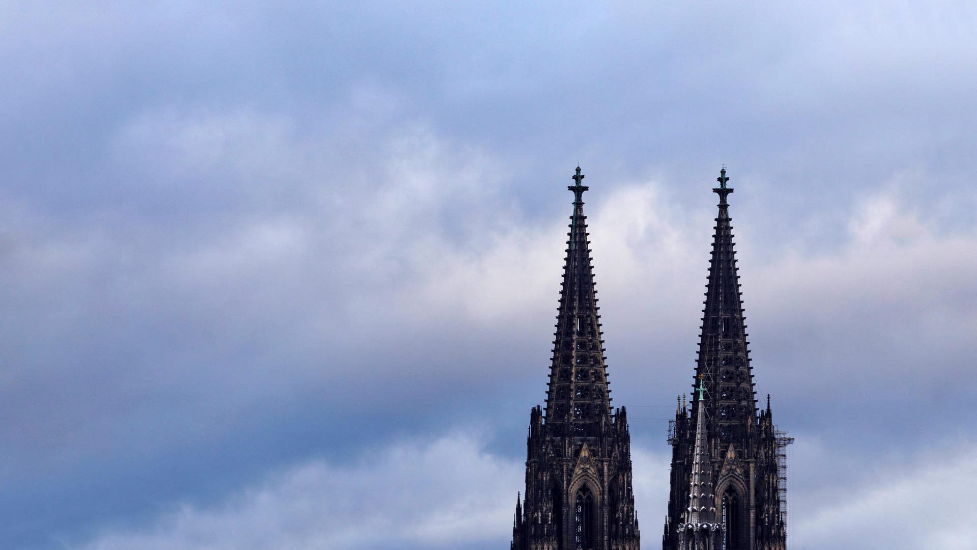 Wolken über dem Kölner Dom (Symbolbild): Über die Osterfeiertage sind die Wetteraussichten wenig sonnig.
