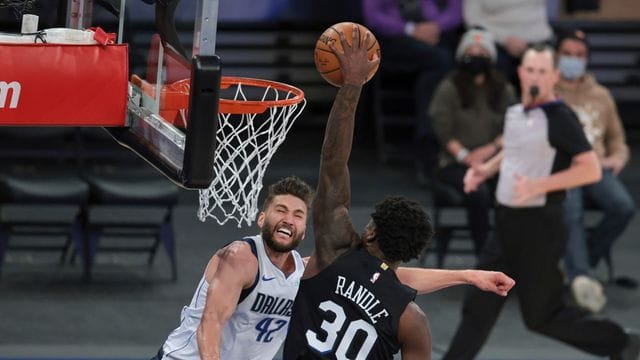 Julius Randle (r) von den New York Knicks setzt sich am Korb gegen Maxi Kleber von den Dallas Mavericks durch. Julius Randle (r) von den New York Knicks setzt sich am Korb gegen Maxi Kleber von den Dallas Mavericks durch.