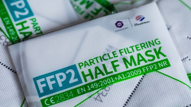 FFP2 Masken mit CE-Zertifizierung liegen verpackt auf einem Tisch FFP2 Masken mit CE-Zertifizierung liegen verpackt auf einem Tisch