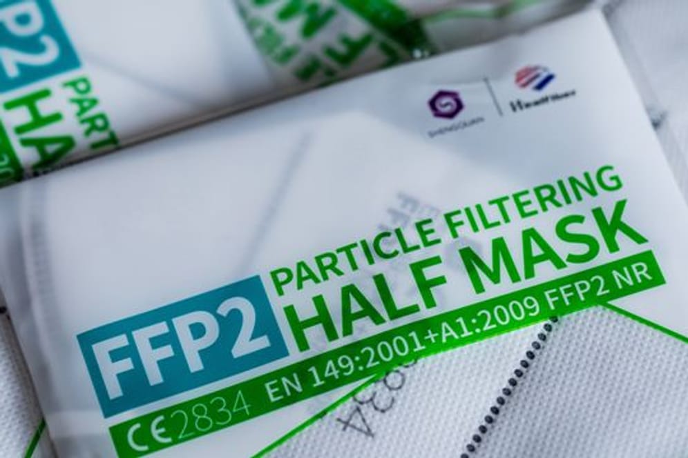 FFP2 Masken mit CE-Zertifizierung liegen verpackt auf einem Tisch