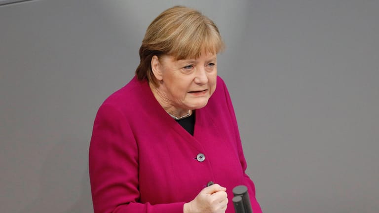 Kanzlerin Angela Merkel im Bundestag: Sie will härter durchgreifen in der Krise, zur Not auch ohne die Ministerpräsidenten.