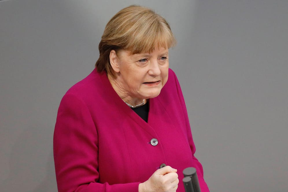 Kanzlerin Angela Merkel im Bundestag: Sie will härter durchgreifen in der Krise, zur Not auch ohne die Ministerpräsidenten.