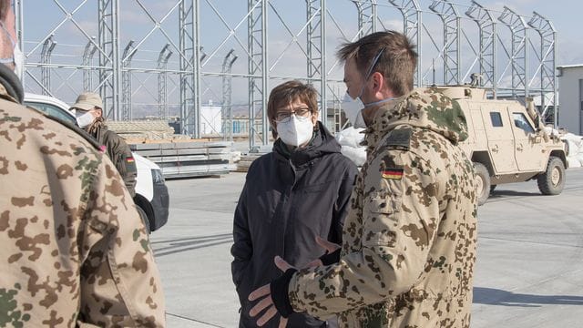 Verteidigungsministerin Annegret Kramp-Karrenbauer sieht die in Afghanistan stationierten Soldaten in größerer Gefahr. Verteidigungsministerin Annegret Kramp-Karrenbauer sieht die in Afghanistan stationierten Soldaten in größerer Gefahr.