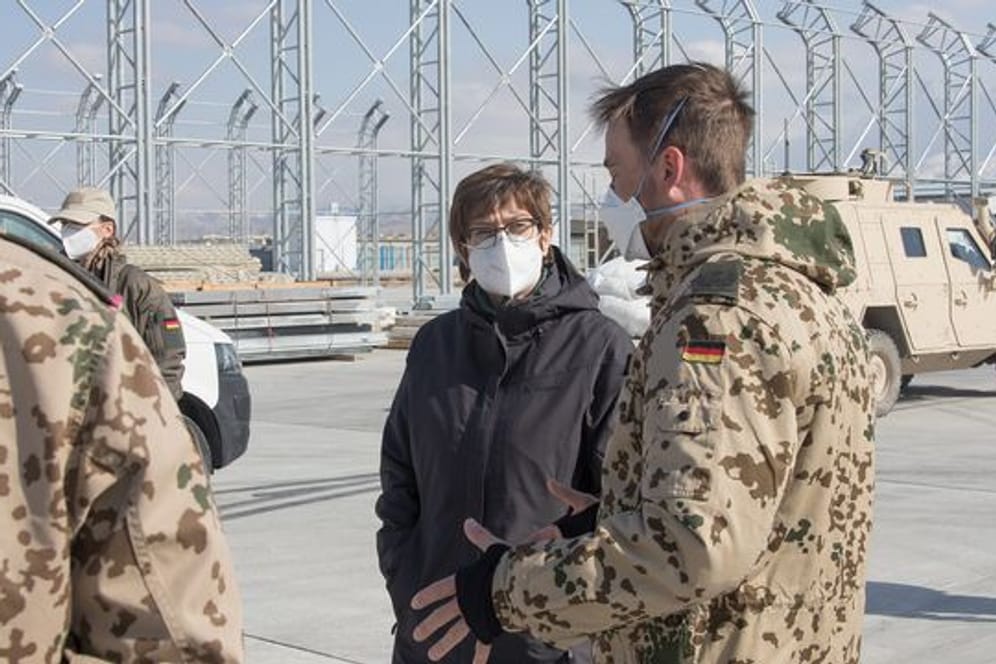 Verteidigungsministerin Annegret Kramp-Karrenbauer sieht die in Afghanistan stationierten Soldaten in größerer Gefahr.
