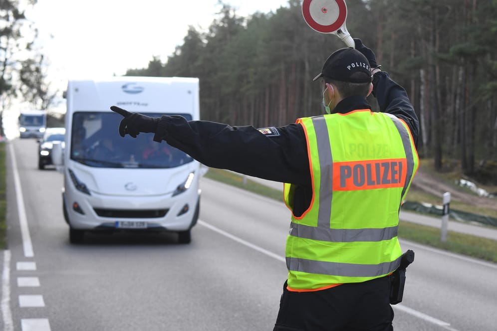 Polizeikontrolle an der B96 in Neustrelitz: Auch an den Küsten sind mehr Beamte als sonst unterwegs, um die Corona-Regeln zu überwachen.