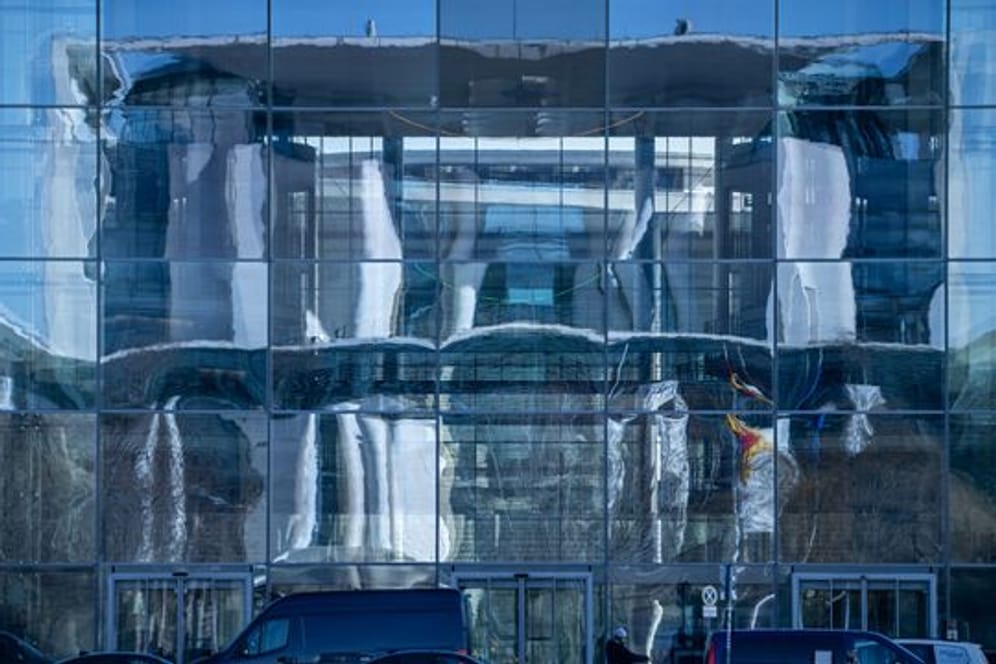 Die Fassade des Bundeskanzleramts spiegelt sich in Paul-Löbe Haus des Bundestags.