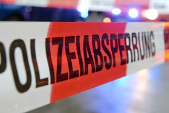 Flatterband der Polizei: Nach dem Tod eines 16-Jährigen in Flensburg hat eine Mordkommission die Ermittlungen aufgenommen. (Symbolfoto)