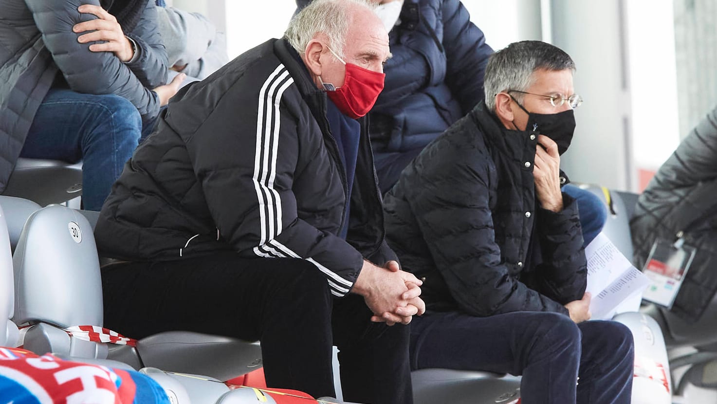 Uli Hoeneß (l.) und Herbert Hainer bei einem Spiel der Frauenmannschaft des FC Bayern: Vorgänger und Nachfolger pflegen ein gutes Verhältnis.