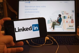 Webseite und Logo des Karrierenetzwerks LinkedIn: Die Beschäftigten in den USA erhalten eine Woche Sonderurlaub.