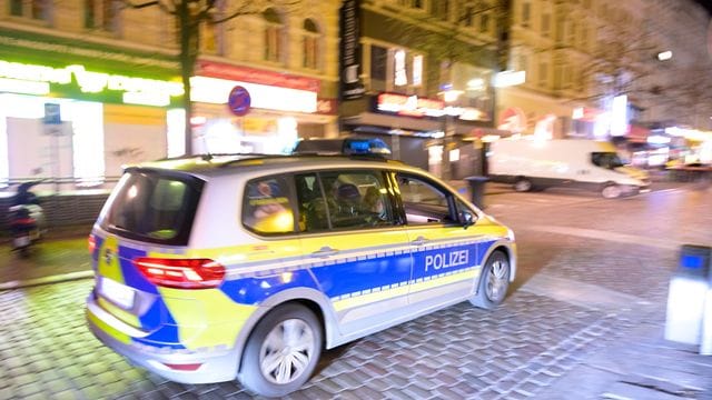 Ein Streifenwagen fährt über den normalerweise belebten Steindamm