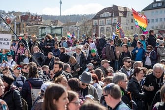 Demonstration der Initiative "Querdenken" in Stuttgart