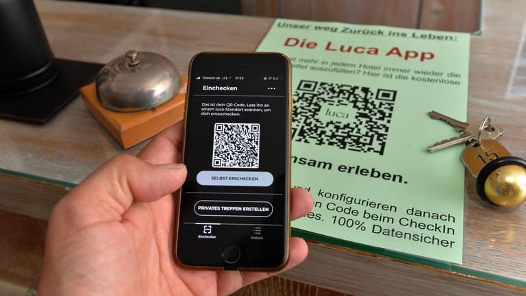 Ein Nutzer checkt mit der Luca-App in einem Hotel ein: Mehrere Bundesländer wollen Geschäfte und Gastronomie öffnen.