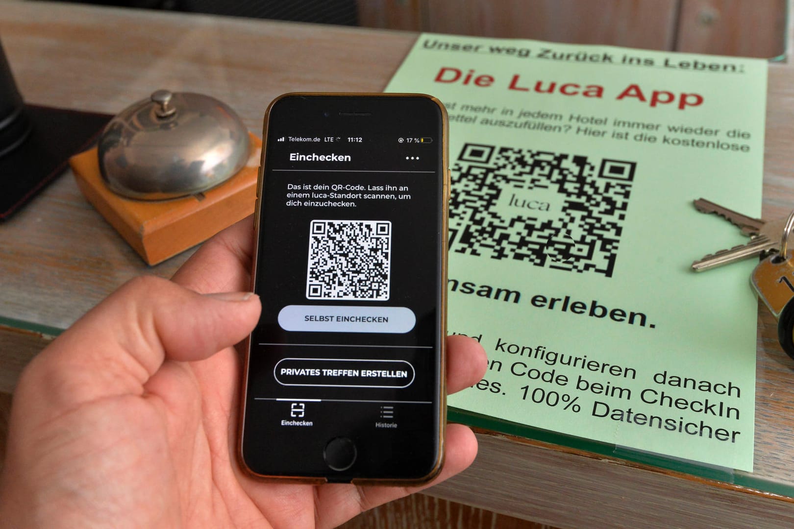 Ein Nutzer checkt mit der Luca-App in einem Hotel ein: Mehrere Bundesländer wollen Geschäfte und Gastronomie öffnen.