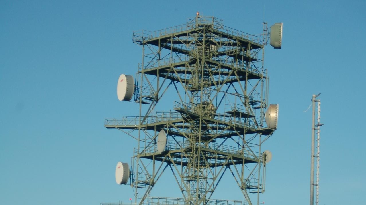 Der Funkmast der früheren Radarstation des US-Militärs in Prüm: In einem schallgedämmten Gebäude feierten 20 Leute eine Techno-Party. Der Funkmast der früheren Radarstation des US-Militärs in Prüm: In einem schallgedämmten Gebäude feierten 20 Leute eine Techno-Party.