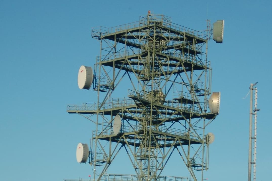 Der Funkmast der früheren Radarstation des US-Militärs in Prüm: In einem schallgedämmten Gebäude feierten 20 Leute eine Techno-Party.