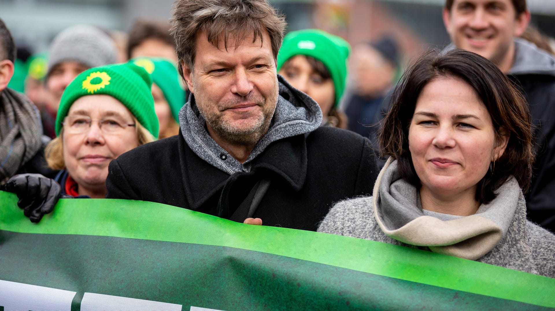 Robert Habeck (M.) und Annalena Baerbock im Februar 2020: "Aber natürlich ist es am Ende ein kleiner Stich ins Herz."