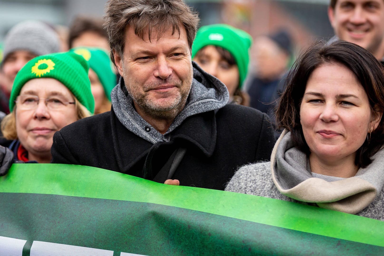 Robert Habeck (M.) und Annalena Baerbock im Februar 2020: "Aber natürlich ist es am Ende ein kleiner Stich ins Herz."