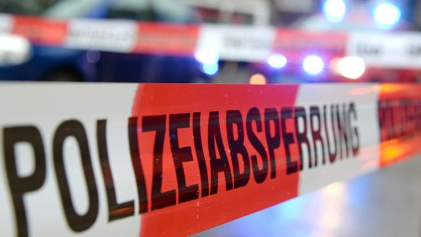 Ein Flatterband mit der Aufschrift "Polizeiabsperrung" hängt an einem Einsatzort: In Iserlohn im Sauerland ist ein Mann mit seinem Auto möglicherweise gezielt in eine Menschengruppe gefahren.