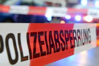 Ein Flatterband mit der Aufschrift "Polizeiabsperrung" hängt an einem Einsatzort: In Iserlohn im Sauerland ist ein Mann mit seinem Auto möglicherweise gezielt in eine Menschengruppe gefahren.