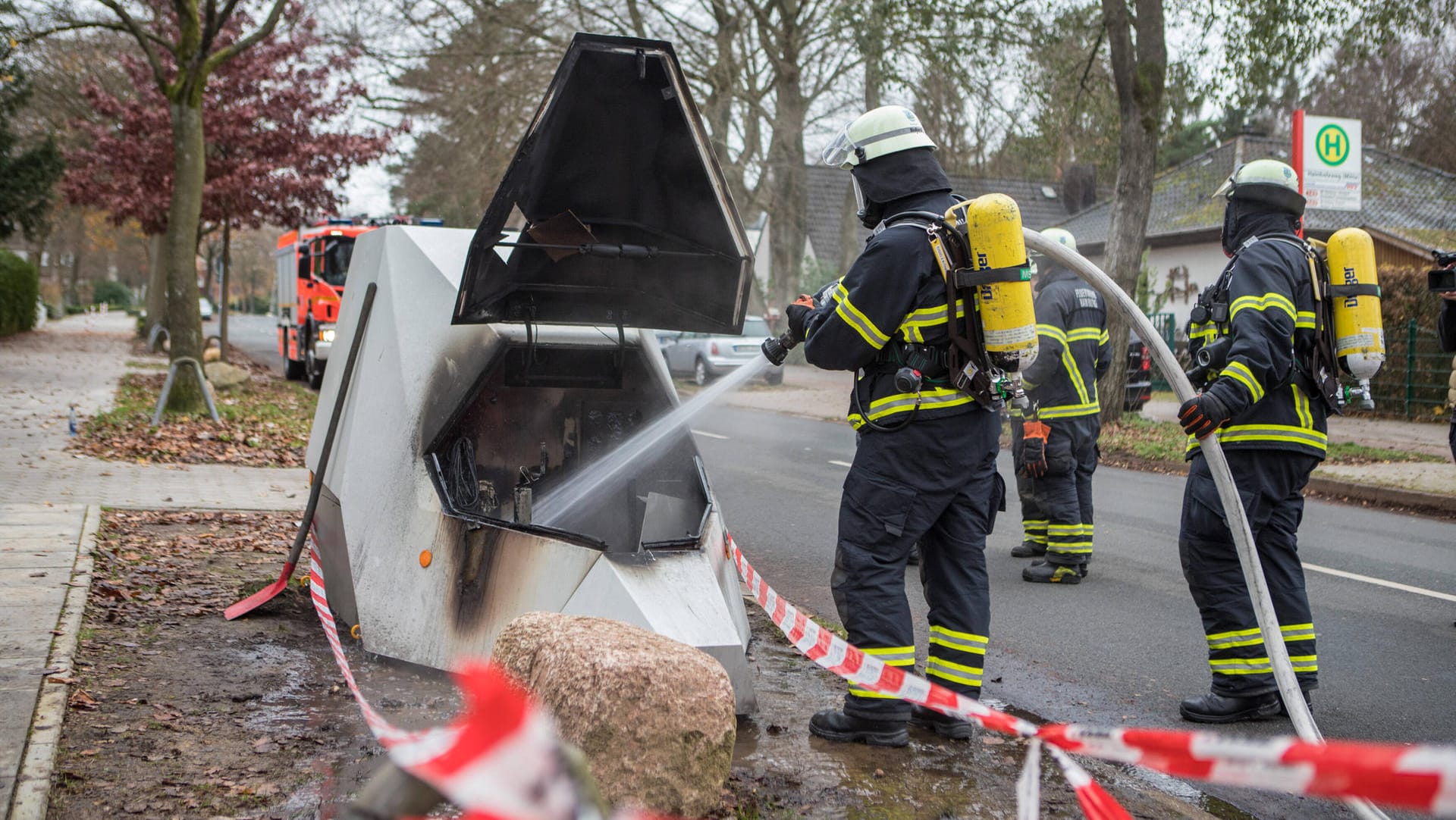 Hamburg: Hier haben Brandstifter eine mobile Blitzanlage in den frühen Morgenstunden angezündet.