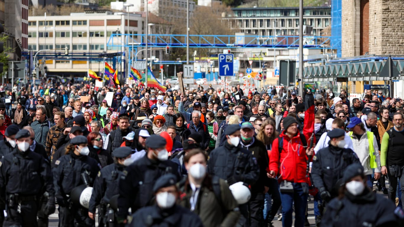 Demonstranten vor dem Stuttgarter Hauptbahnhof: Masken- und Abstandsgebote wurden wenig eingehalten.