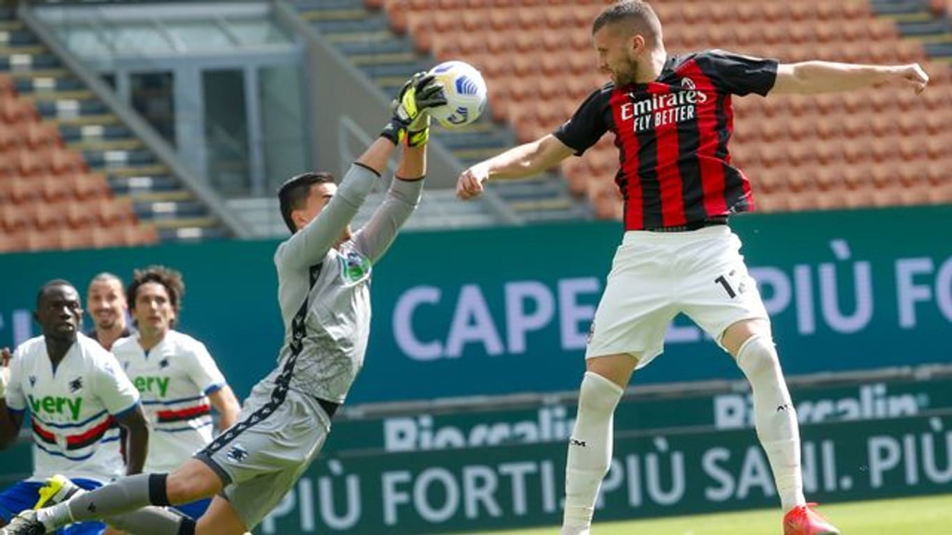 Genuas Torhüter Emil Audero wehrt einen Ball von Milans Ante Rebic (r) ab. Genuas Torhüter Emil Audero wehrt einen Ball von Milans Ante Rebic (r) ab.
