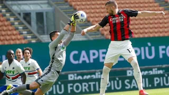 Genuas Torhüter Emil Audero wehrt einen Ball von Milans Ante Rebic (r) ab.