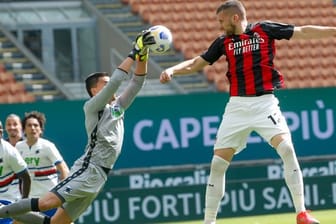 Genuas Torhüter Emil Audero wehrt einen Ball von Milans Ante Rebic (r) ab.
