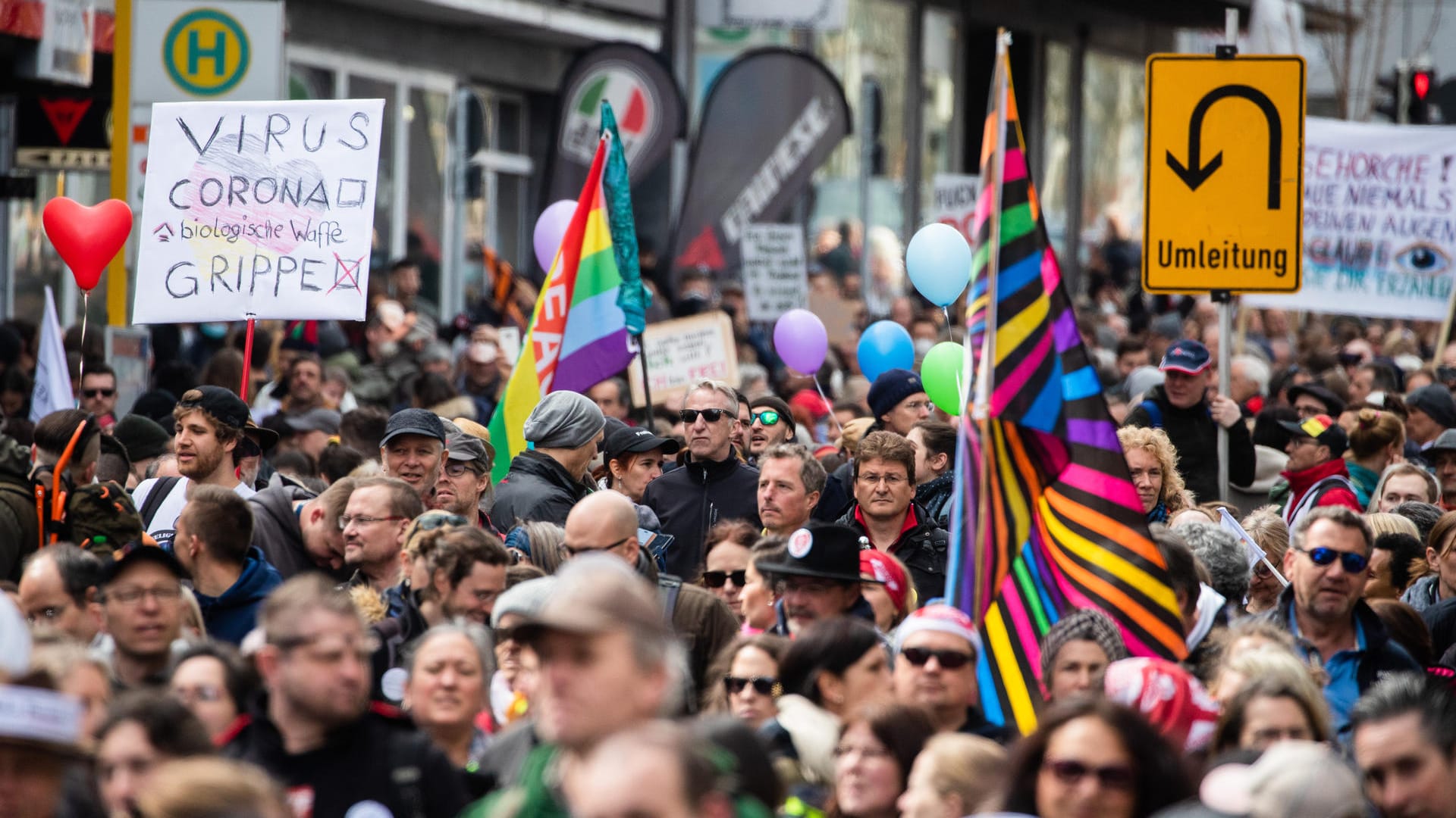 "Querdenker" auf der Demonstration durch die Stuttgarter Innenstadt: Die Demonstrationsauflagen wurden größtenteils nicht beachtet.