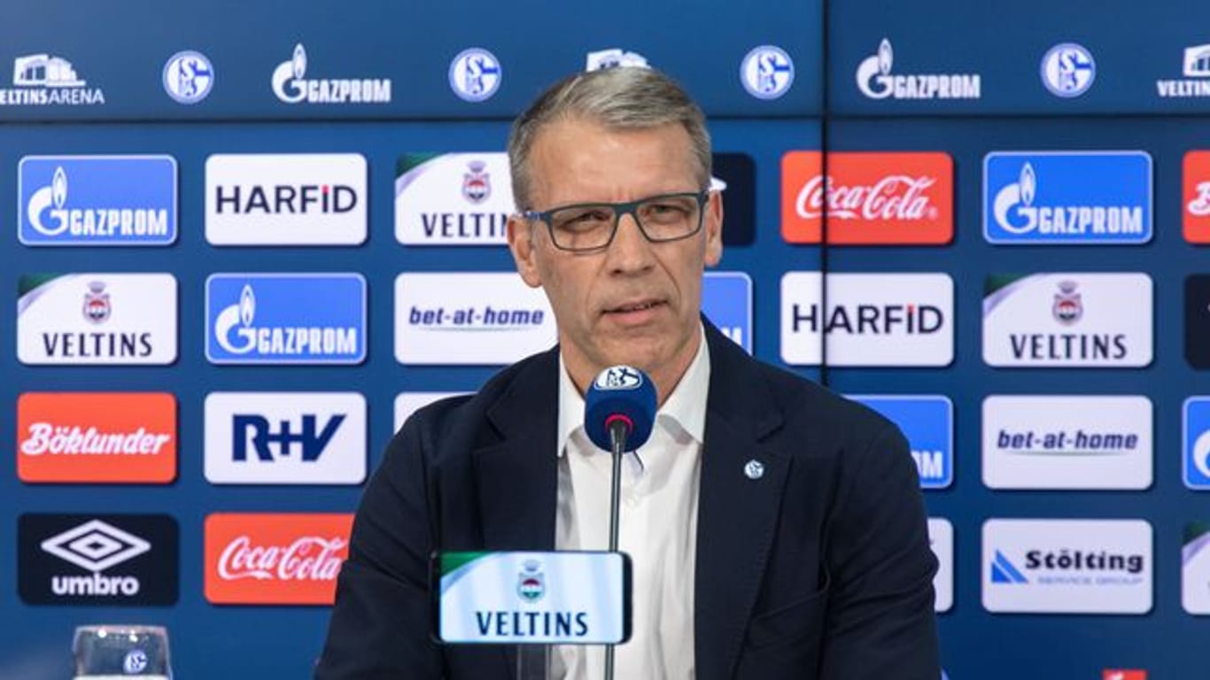 Peter Knäbel, Sportvorstand von FC Schalke 04, bei einer Pressekonferenz.