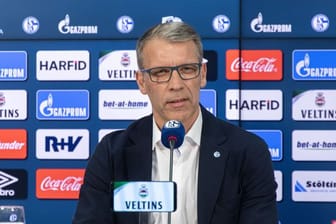 Peter Knäbel, Sportvorstand von FC Schalke 04, bei einer Pressekonferenz.