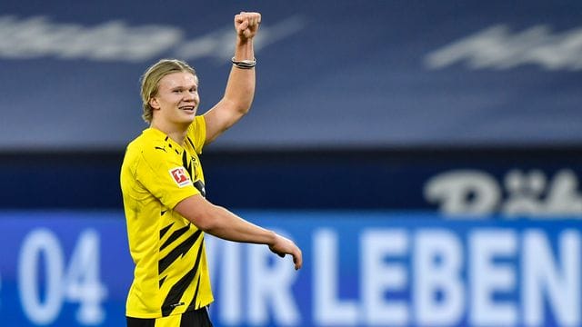 Dortmunds Erling Haaland jubelt nach einem gewonnen Revier-Derby auf dem Platz. Dortmunds Erling Haaland jubelt nach einem gewonnen Revier-Derby auf dem Platz.
