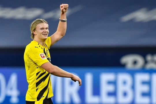 Dortmunds Erling Haaland jubelt nach einem gewonnen Revier-Derby auf dem Platz.