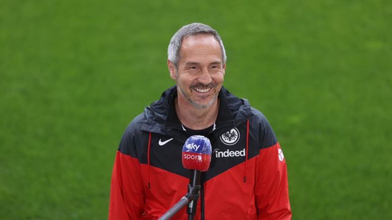 Frankfurts Trainer Adi Hütter stellt sich vor dem Spiel den Fragen der Journalisten.