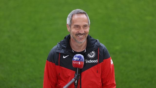Frankfurts Trainer Adi Hütter stellt sich vor dem Spiel den Fragen der Journalisten. Frankfurts Trainer Adi Hütter stellt sich vor dem Spiel den Fragen der Journalisten.
